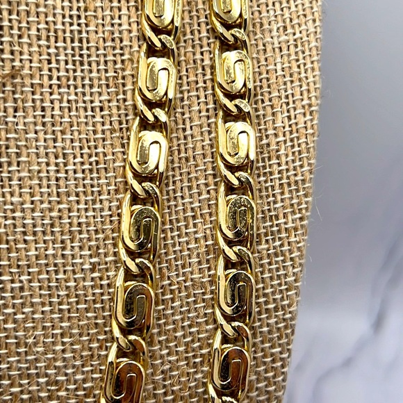 Gold 46” Interlocking Curb Chain. - Picture 6 of 7